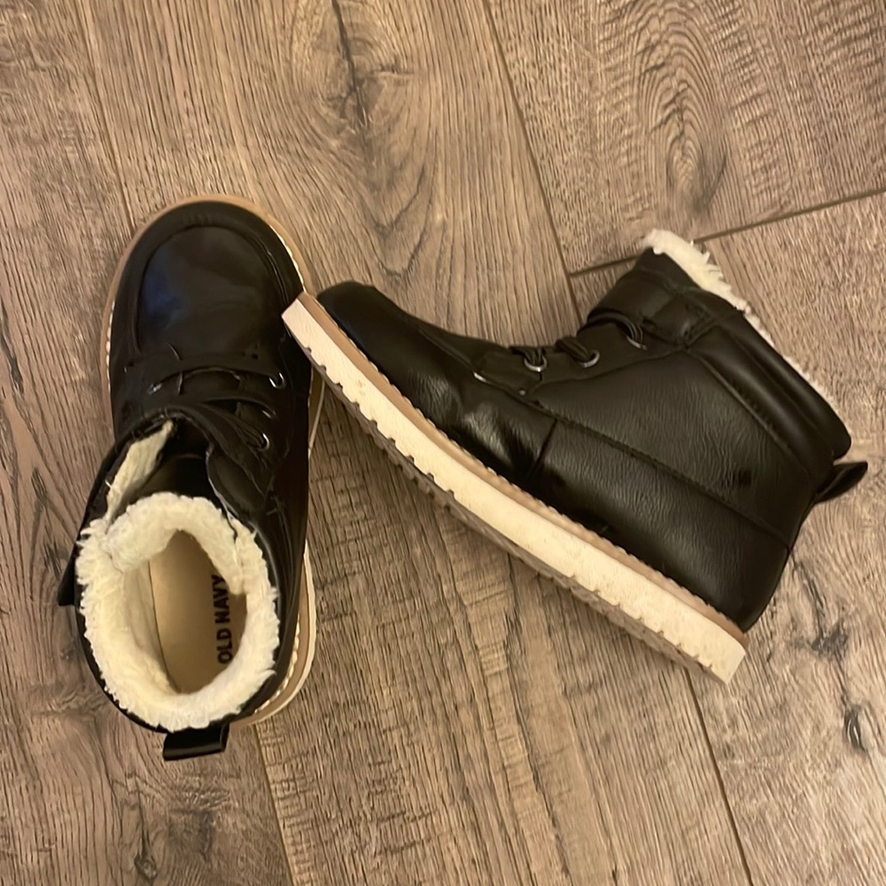Sherpa lined boys size 10 black boots